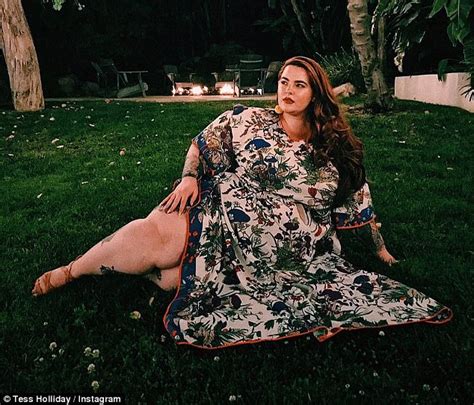 Size 22 Tess Holliday Poses Naked For Saucy Bathtub Photo Daily Mail Online