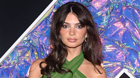 Emily Ratajkowski Pose Seins Nus Dans Une Sublime Photo My Xxx Hot Girl