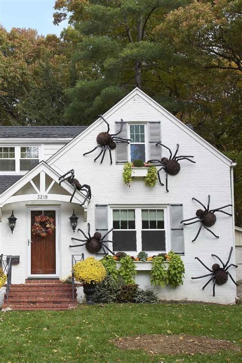 These Giant Diy Spiders Are The Halloween Decor Youll Be Seeing