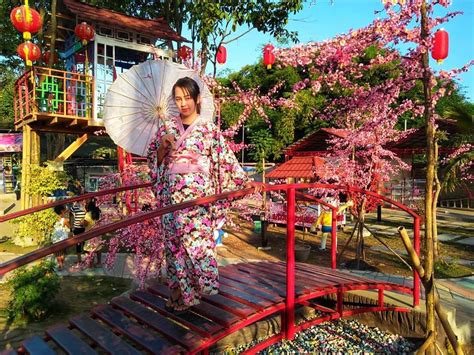 Lokasinya ada di kaki gunung kelud, pada area belakang lokasi candi pun teman traveler dapat menemukan aliran air yang bermula dari atas. Harga Tiket Masuk Dan Lokasi Istana Sakura Blitar Jawa Timur - Wisatainfo