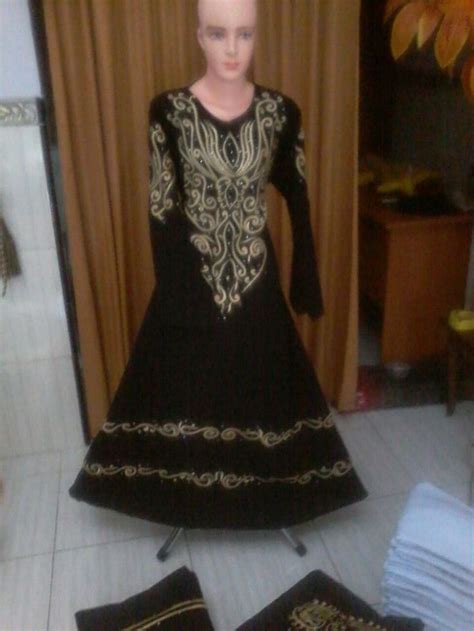 Model gamis terbaru yang satu ini memiliki detail tangan yang unik dengan aksen tangan model lonceng yang sedang kekinian. Model Gamis Terbaru Hitam | Hitam, Baju muslim, Model