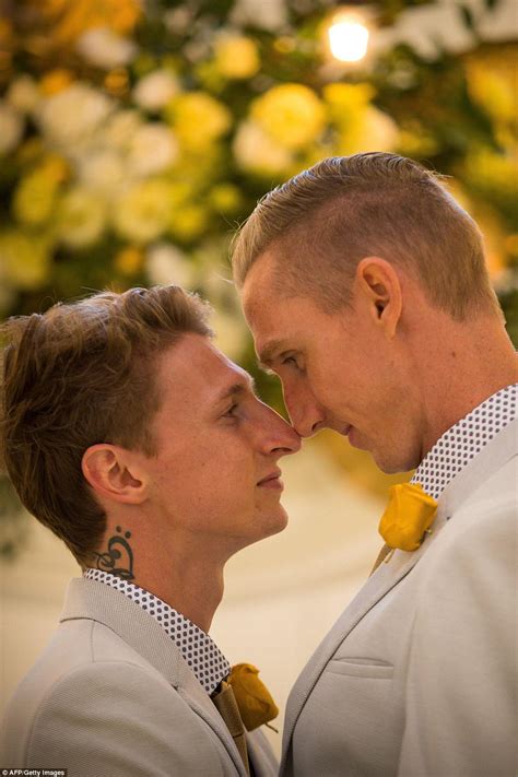 Australian Same Sex Couples Marry In Midnight Ceremonies Daily Mail Online