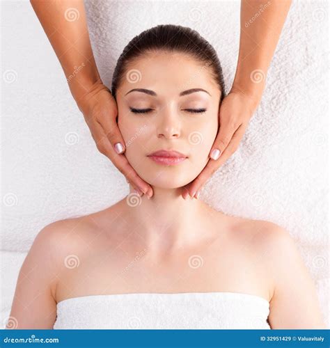 Femme Ayant Le Massage Du Corps Dans Le Salon De Station Thermale Image