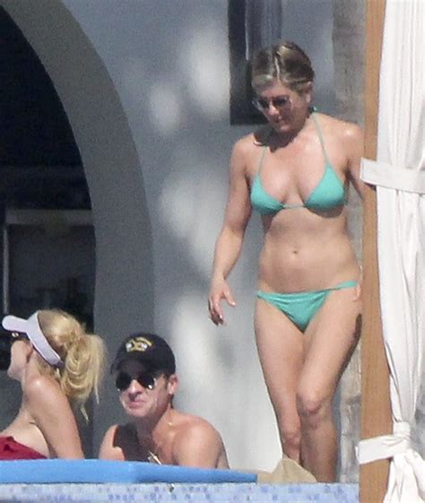 Jennifer Aniston Breaks Out Another Bikini In Cabo Popsugar Celebrity