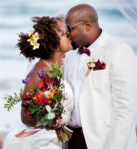 couple afro américain se marier à la plage photo premium