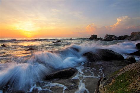 图片素材 海滩 景观 性质 岩 海洋 云 天空 太阳 日出 日落 阳光 早上 支撑 黎明 旅行 黄昏 晚间
