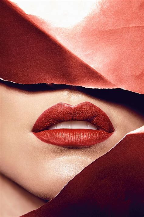How To Wear Red Lipstick In Autumn