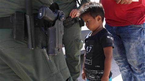Frontera De Eeuu Niños ‘enjaulados Tras Ser Separados De Sus Familias