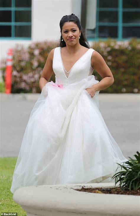 jane the virgin spoiler gina rodriguez wears a long white wedding dress to film in la daily