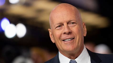 Bruce Willis Reaparece Muito Danificado Por Sua Doença E Sylvester