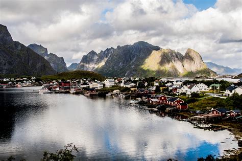 항공 Reine 마 및 Moskenesoya 노르웨이에서 Lofoten 섬의 산 경외감에 대한 스톡 사진 및 기타 이미지