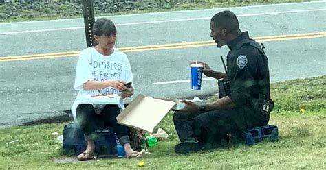 police officer shares his lunch with a homeless woman in kind gesture faithpot in 2020
