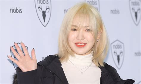 red velvet s wendy hospitalized after fall from stage