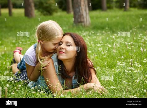 Abrazos Feliz Madre E Hija Recostados Sobre El Pasto Descanso Familiar