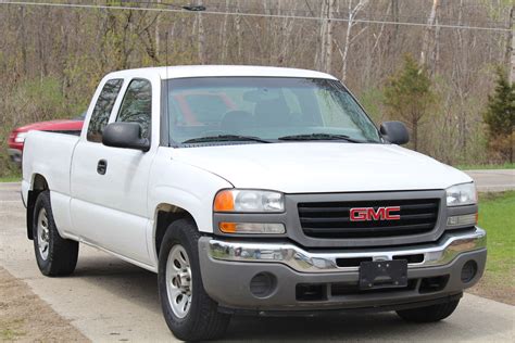 Interested to see how the 2007 gmc sierra 1500 ranks against similar cars in terms of key attributes? 2007 GMC Sierra 1500 - Pictures - CarGurus