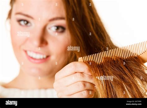 Mujer Sonriente Peinando Con Cepillo Y Tira De Su Largo Cabello Estar