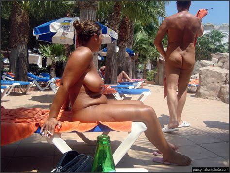 Busty Nude Mom Sonnenbaden Am