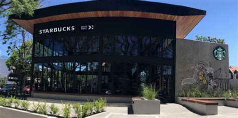 Starbucks cafés will close after the coffee chain announced a change to its coronavirus precautions friday. ¿CÓMO ES EL PRIMER STARBUCKS DRIVE THRU (LITERAL) DEL PAÍS ...
