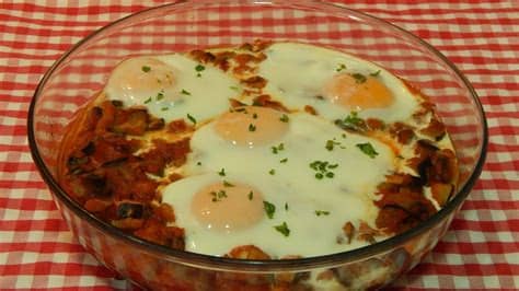 La mezcla de todas las verduras le da un sabor impresionante y las diferentes texturas se pueden acompañar con una carne o pescado a la plancha y tendremos un plato completo. Huevos al horno con verduras receta fácil - YouTube
