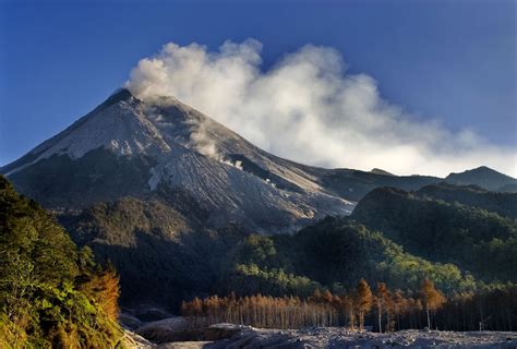 Misteri gunung semeru patung arcopodo, prajurit majapahit penjaga gunung. 10 Gunung Terindah di Indonesia yang Wajib Dikunjungi