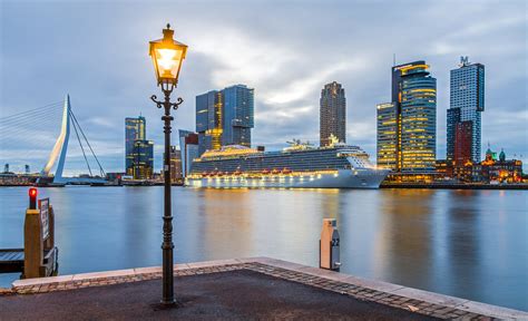 Super decoratief en vol van kleur voor sfeer aan de muur. De skyline van Rotterdam met cruiseschip Royal Princess ...