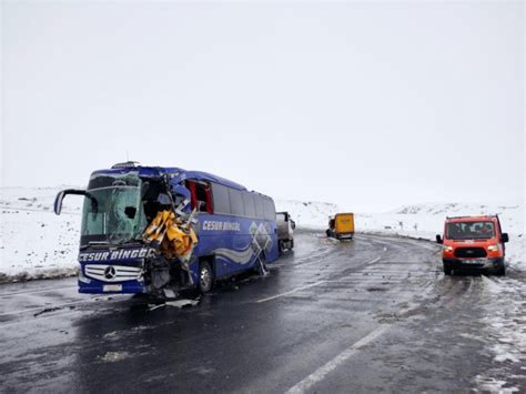 Erzurum da feci kaza Yolcu otobüsüyle tır çarpıştı 1 ölü 3 yaralı