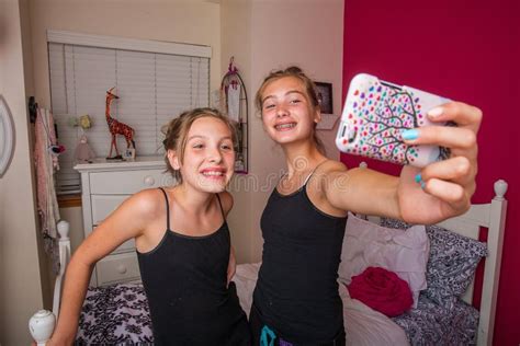 Kinder Selfie Im Raum Nehmen Stockfoto Bild von aktivität kühl