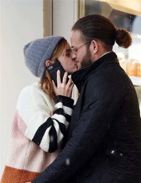 Photo Exclusif Emma Watson embrasse passionnément un mystérieux