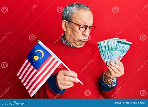 Apuesto Anciano De Pelo Gris Sostiene La Bandera De Malasia Y Los Billetes En Ringgit Malasios