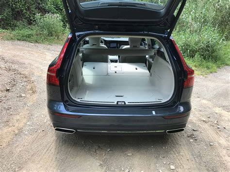 Volvo v60 abmessungen mit fotos von innenraum, kofferraumvolumen und maße von länge, breite und höhe. Der neue V60 setzt die lange Tradition von Volvo Kombis ...
