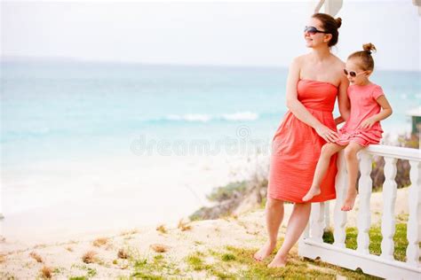 Mère et fille à la plage photo stock Image du chapeau