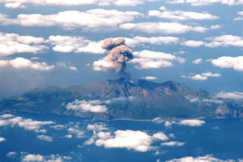 諏訪之瀬島火山の主な成層火山体は御岳（おたけ）火山である。 御岳火山の噴出物は下位より、古期・中期・新期噴出物に分けられており、 海面上の火山体のほとんどは7～6万年前以降に形成された。 新期噴出物の下部に姶良tn テフラ(at. 【写真】諏訪之瀬島で爆発41回 噴煙900メートル1 | 鹿児島の ...