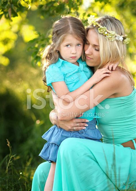Foto De Stock Retrato De Madre E Hija En La Naturaleza Libre De