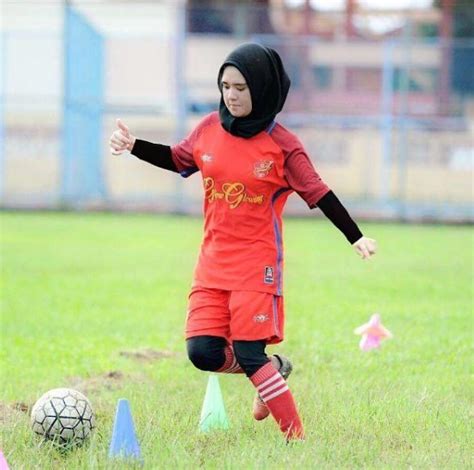 Pemain bola negeri kelantan dikatakan telah memukul seorang pelanggan di pasaraya terkemuka di shah alam pada 27 ogos. Pemain Bola Sepak Wanita Kelantan Curi Tumpuan - Media Hiburan