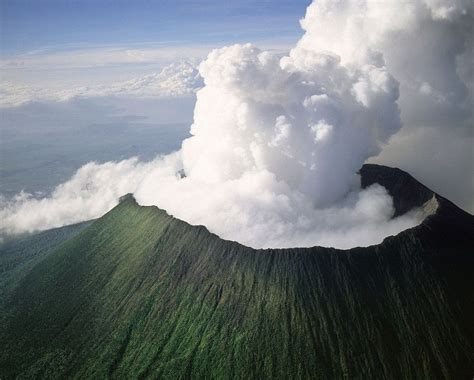 El volcán nyiragongo, situado en el parque nacional de virunga, al este de la república democrática del congo (rdc), ha entrado hoy en erupción, según informó a efe el vulcanólogo celestin kasereka. Facts About Mount Nyiragongo Eruption Active Volcano Congo ...