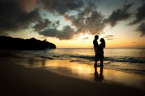Paare In Der Liebe Am Strand Stockfoto Bild Von Umarmung Paare 23600078