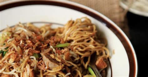 Both meaning fried noodles), also known as bakmi goreng, is an indonesian style of often spicy fried noodle dish, common in indonesia and has spread to malaysia, singapore, and brunei darussalam. Resep Mie Goreng Tek-Tek & 21 Tips Menabung dan Hidup ...