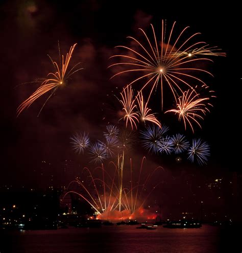 File:Fireworks at the 2010 Celebration of Light in Vancouver, BC 02.jpg ...