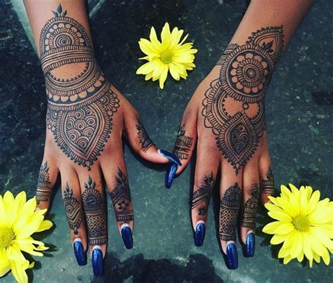 Apply a cotton pad soaked in the mixture to the tattoo for 30 minutes or more. Henna Tattoos: Everything You Need to Know [+100 Great ...