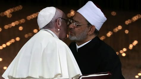 La Foto Del Papa Francisco Besando A Un Imán Musulmán Que Recorre El