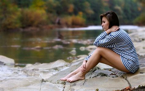 Download Amateur Model By The River Wallpaper