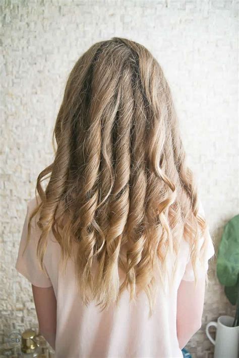 Long beach wave hairstyles a beach wave hairstyle has boatloads of the body, the suggestion of structure, and a few golden streaks don't hurt, either. Easy Beach Waves for Long Hair