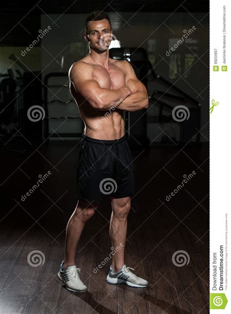 retrato de um homem no gym moderno imagem de stock imagem de ajuste postura 69234957