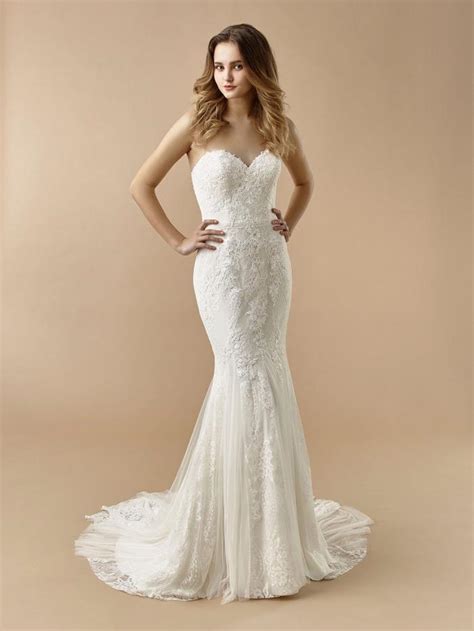 Kaufen sie die besten brautkleider 2021 online bei irenekleider.de. Brautkleid im Fit-and-Flare-Schnitt mit bestickter Spitze ...