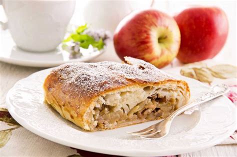 Insieme alla torta di mele, lo strudel rappresenta il dolce per antonomasia con questo frutto. Ricetta dello strudel di mele | Torta di Mele: ricette ...