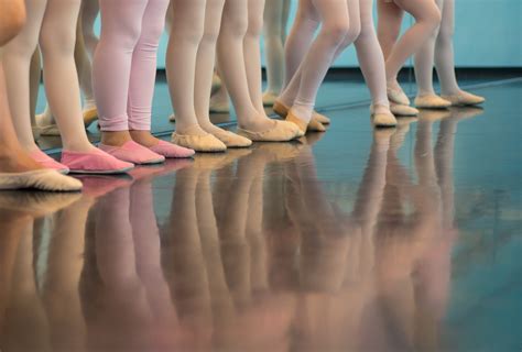 무료 이미지 사람들 다리 댄스 어린 반사 밸런스 사진관 수행자 기술 발레리나 투투 인간의 몸 춤추는