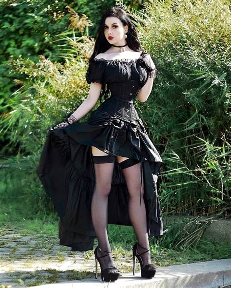 Pin De ¡dark Gothic Macabre En Góticas Mujeres Góticas Ropa Gotica Mujer Moda De