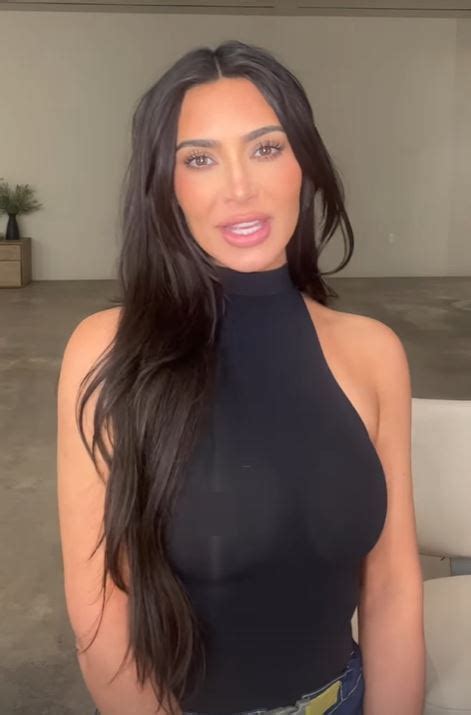 Kim Kardashian Suffers Nsfw Wardrobe Malfunction As She
