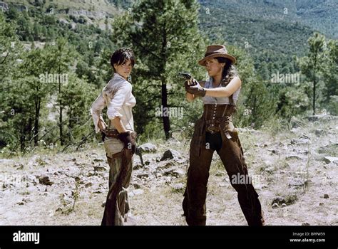 Salma Hayek And Penelope Cruz Bandidas 2006 Stockfoto Bild 31235493