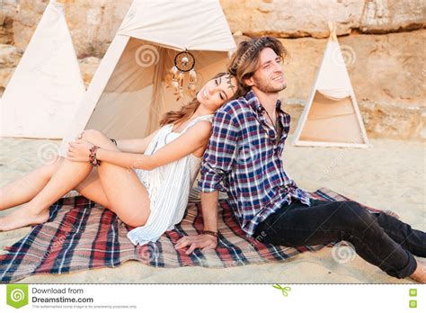 Paarzitting En Het Ontspannen Dichtbij Tipi Op Het Strand Stock Foto Image Of Vreugde Samen